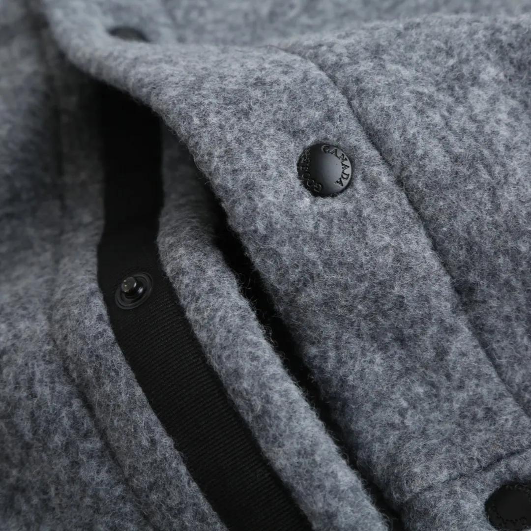 P760 Canada Goose Goose Armband Badge Wool Baseball Jacket (Dark Gray) The fabric is made of wool blended fabric. The main fabric of this jacket is light gray wool blended fabric to improve the fabric's wear resistance, wrinkle resistance and warmth retention. Wool provides good warmth and a natural feel, while blended fibers enhance the fabric's practicality and durability. Rib knit at collar, cuffs and hem for added stretch and fit. The cutting process needs to ensure that the texture and color of the fabric are evenly distributed, especially with this light gray tone, to avoid chromatic aberrations. The stretchability of wool-blend fabrics needs to be taken into consideration when cutting pieces to ensure dimensional stability of the finished garment. Use a sewing needle and thread suitable for wool-blend fabrics to avoid damage to the fabric during sewing. The sewing stitches are even and firm to prevent thread stripping. The temperature needs to be controlled during ironing to avoid high temperature damage to the fabric while keeping the fabric smooth and crisp. The front and back body parts, sleeves and other main parts are spliced ​​with flat seams to ensure a smooth pattern, and the splicing points are aligned with the fabric texture to keep the appearance neat. Details such as pockets and cuffs are designed with inset pockets to increase practicality and aesthetics. The splicing areas are reinforced to improve durability. The white circular armband on the left arm is an important part of the brand identity and is finely sewn to ensure it is strong and flat. Size:S-M-L-XL